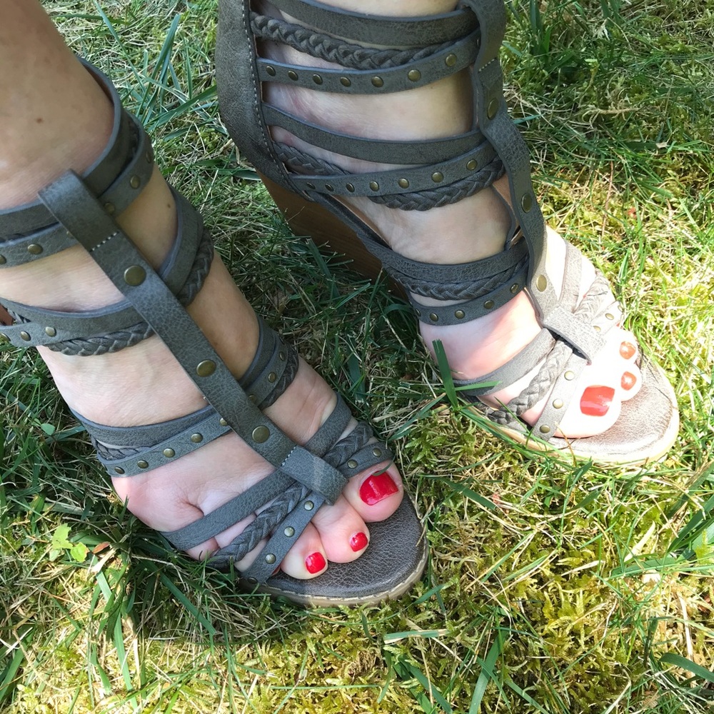 Crown Vintage edgy wedge